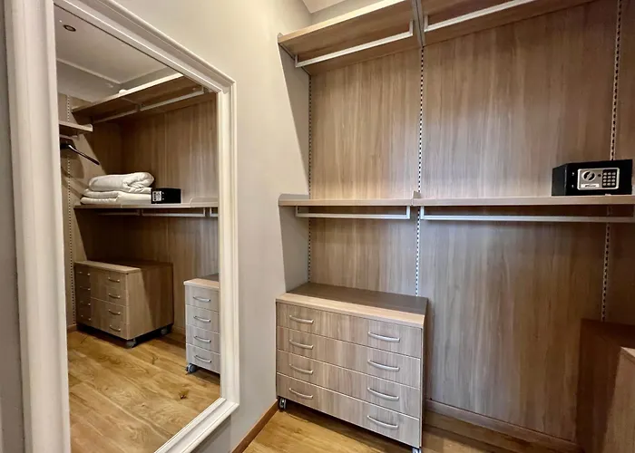 New Wonderful Bilo With Walk-In Closet From Moscova Suites Apartments